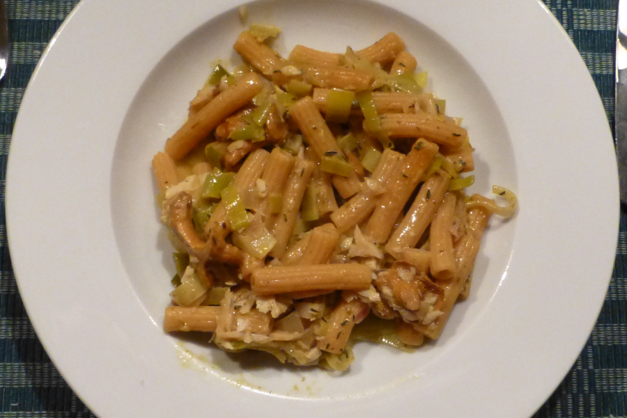 Penne mit Lauch und geräucherter Forelle